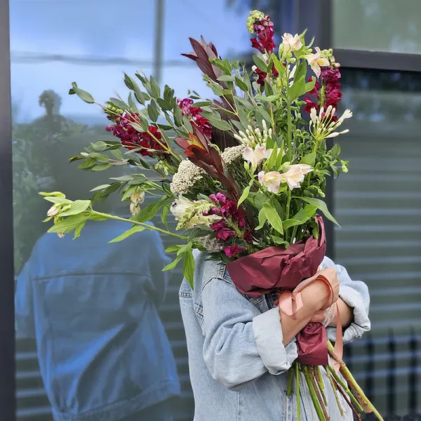 Букет из альстромерий, антиринум и оксипеталум