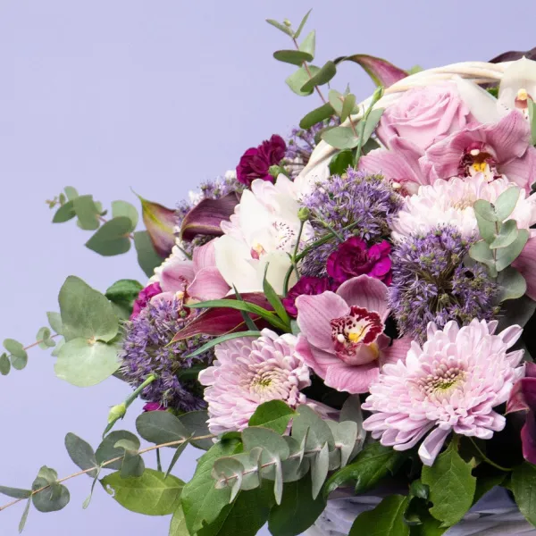 Орхидеи и хризантемы в корзине