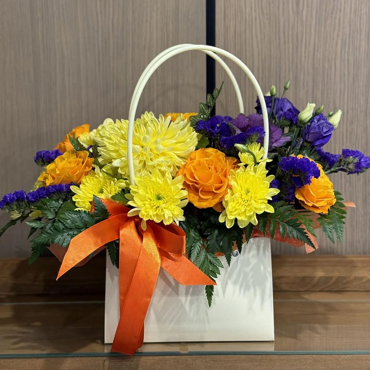 Хризантемы, эустомы и розы в коробке