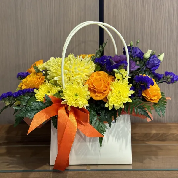 Хризантемы, эустомы и розы в коробке