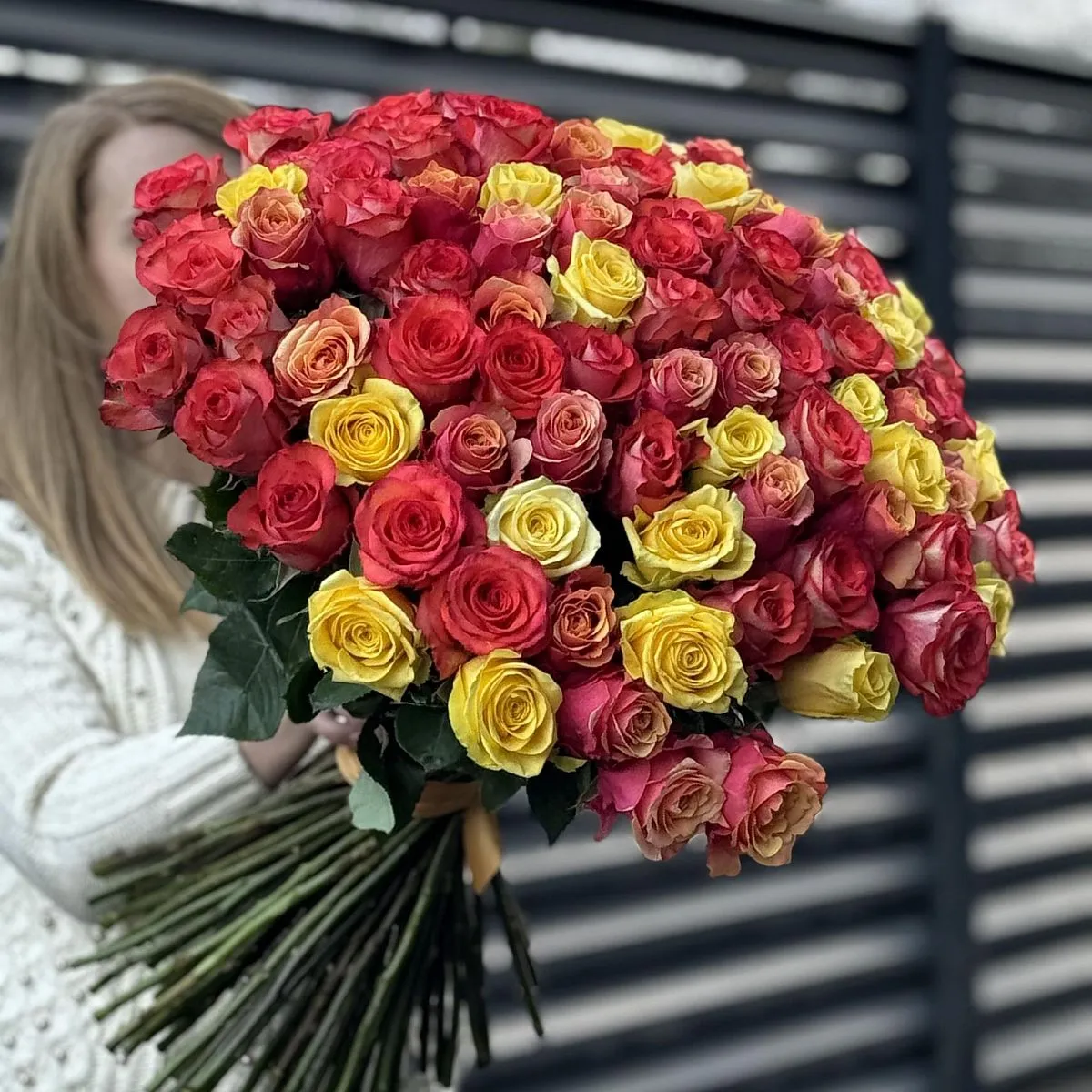 Букет 201 красно-желтый микс роз эквадор (70см)