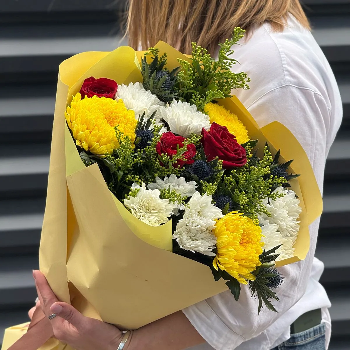 Букет хризантем, солидаго и эрингиума