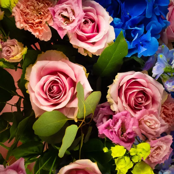 Букет из гортензий, роз и гвоздик