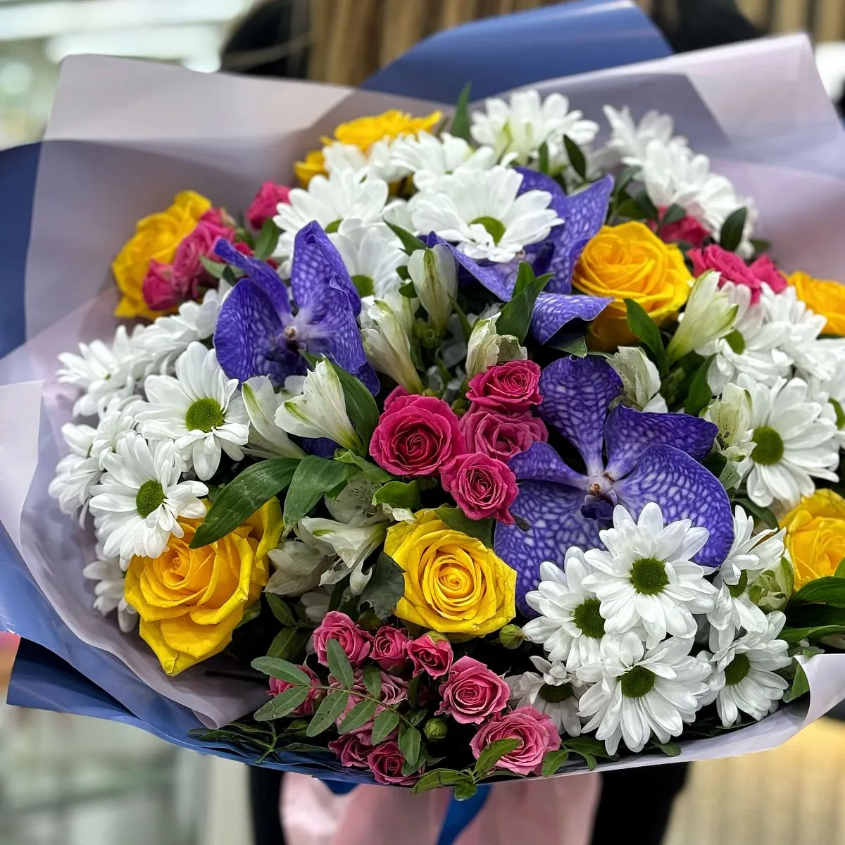 Букет из роз, альстромерии и хризантем
