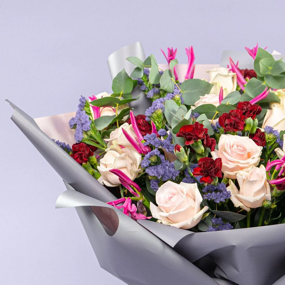 Букет из роз, гвоздик и статицы