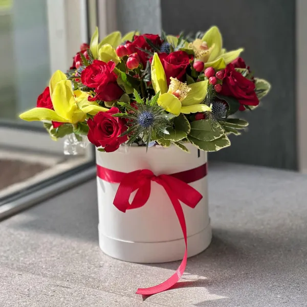 Розы, гиперикумы и эрингиумы в коробке