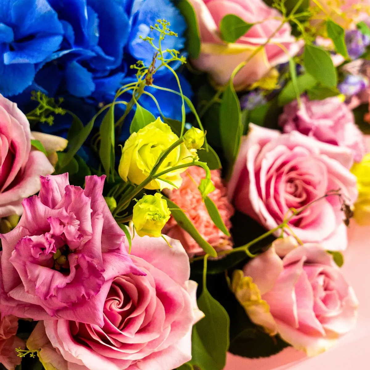 Букет из гортензий, роз и гвоздик