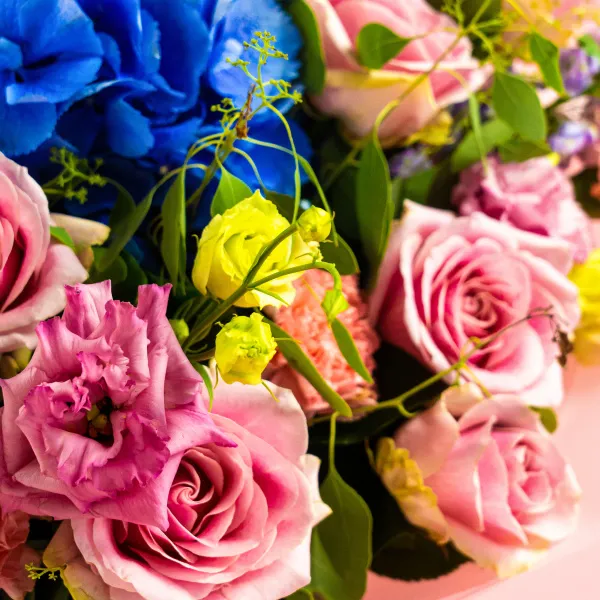 Букет из гортензий, роз и гвоздик