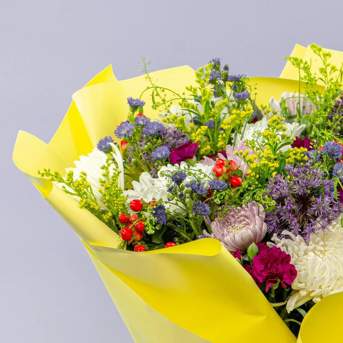 Букет из гвоздик и хризантем микс