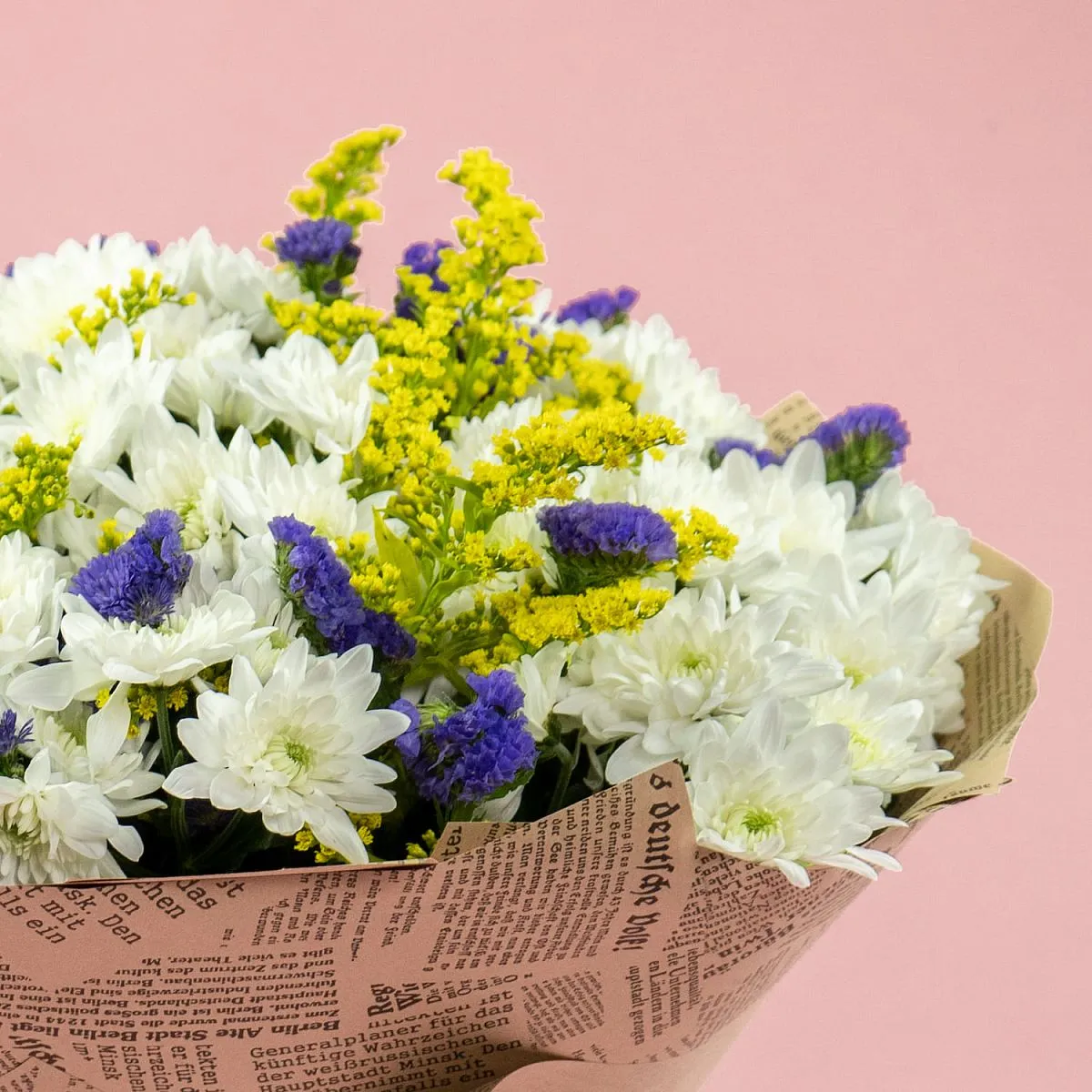 Букет из хризантем, статицы и солидаго