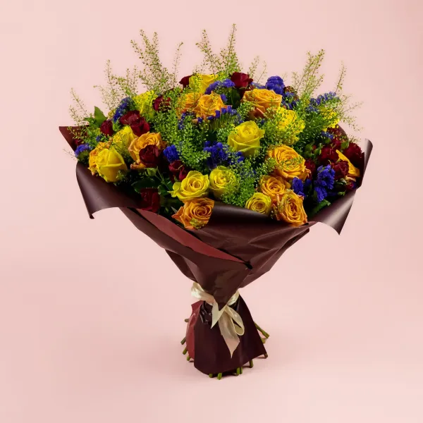 Букет из роз микс и статицы