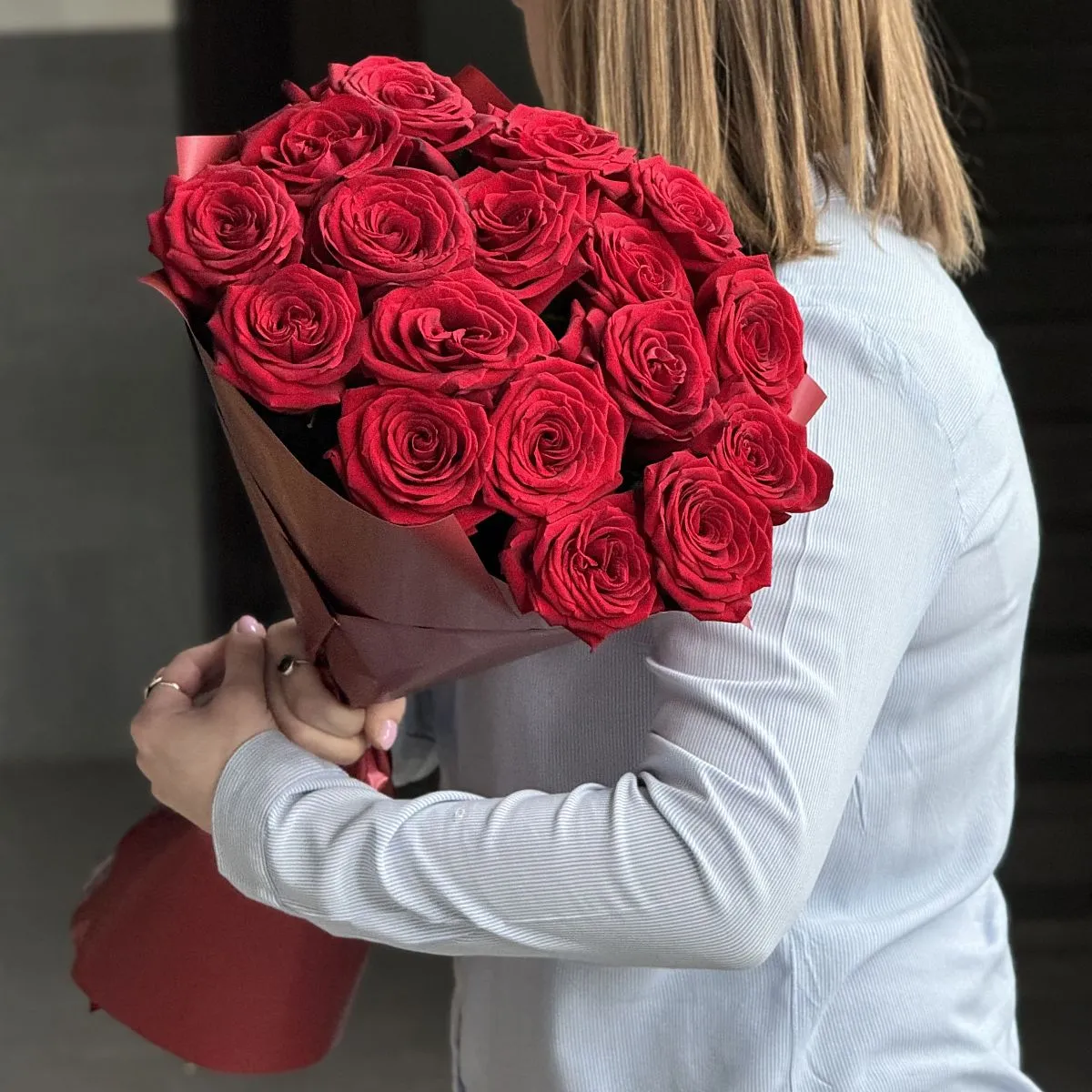 Букет из 17 красных роз (70 см)