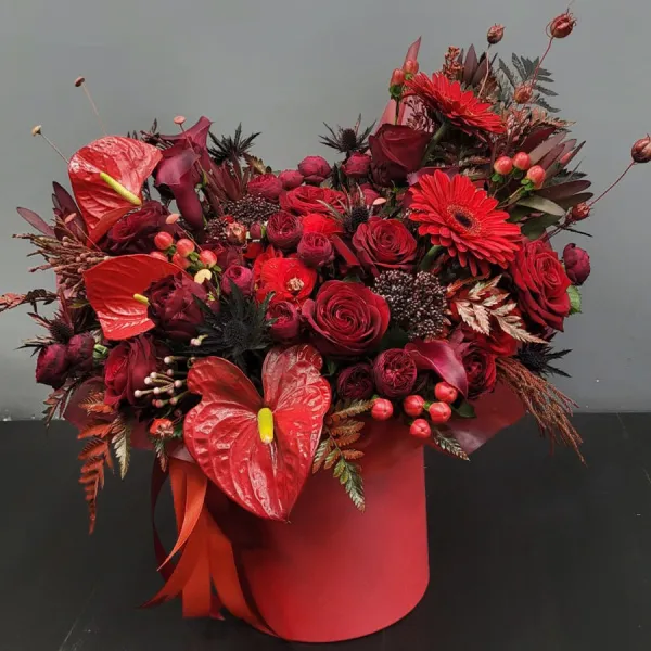 Розы, гербер и гиперикума в коробке