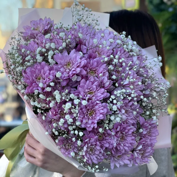 Букет из хризантем и гипсофил