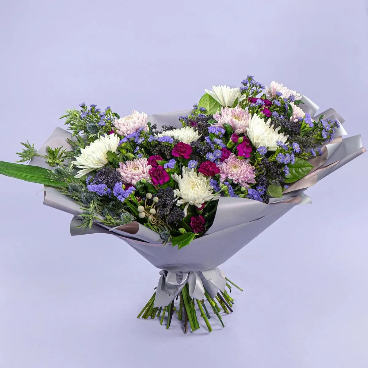 Букет из хризантем, гвоздик и статицы