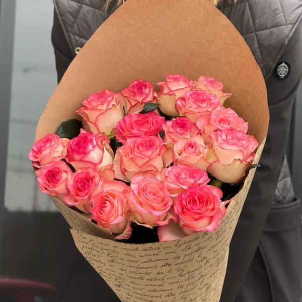 Букет из 19 розово-белых роз (70 см)