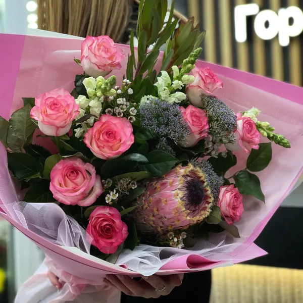 Букет из роз, сафари и хамелациума