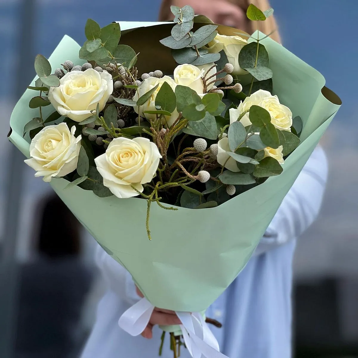 Огромный букет из 21 белой розы и брунии