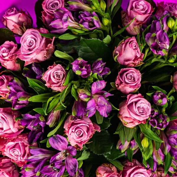 Букет из розовых роз и альстромерий