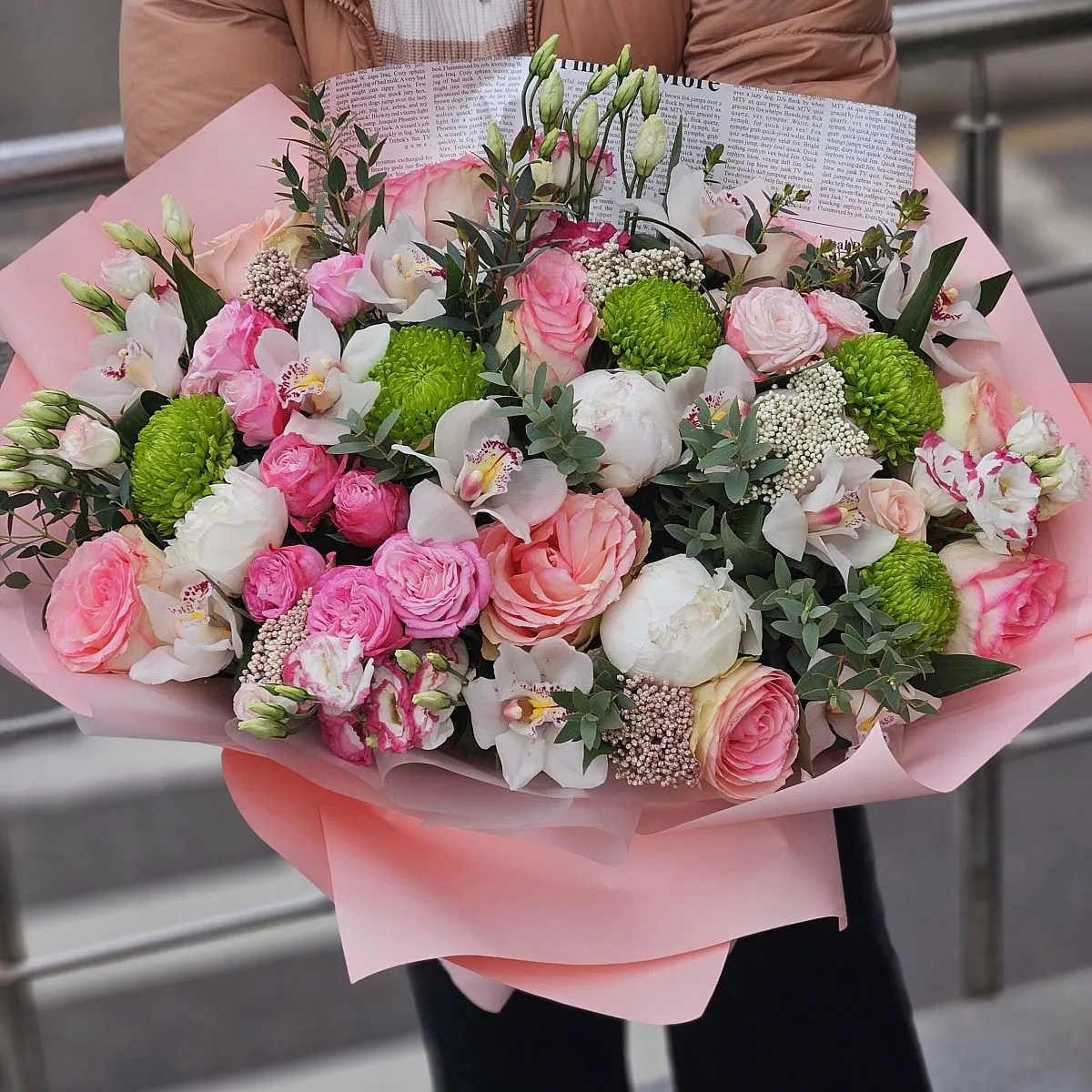 Букет роз, хризантем и аспидистр