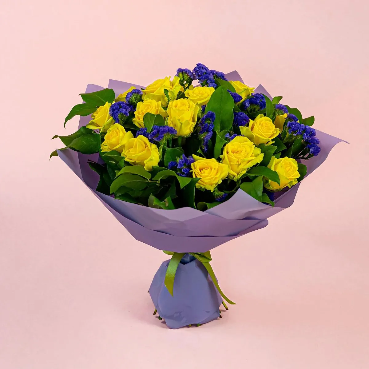 Букет из жёлтых роз и статицы