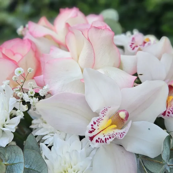 Розы, хризантемы и гипсофилы в коробке