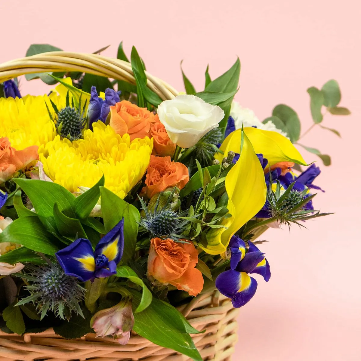 Ирисы и хризанты в корзине