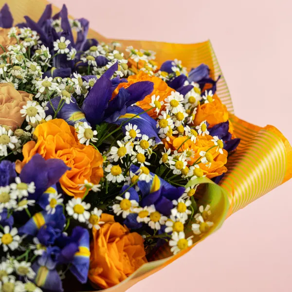 Букет из ирисов и оранжевых роз