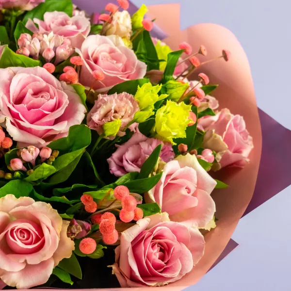 Букет из роз, альстромерий и эустом