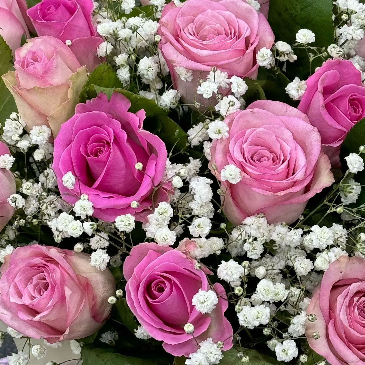 Розы и гипсофил в коробке