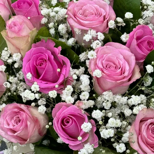 Розы и гипсофил в коробке