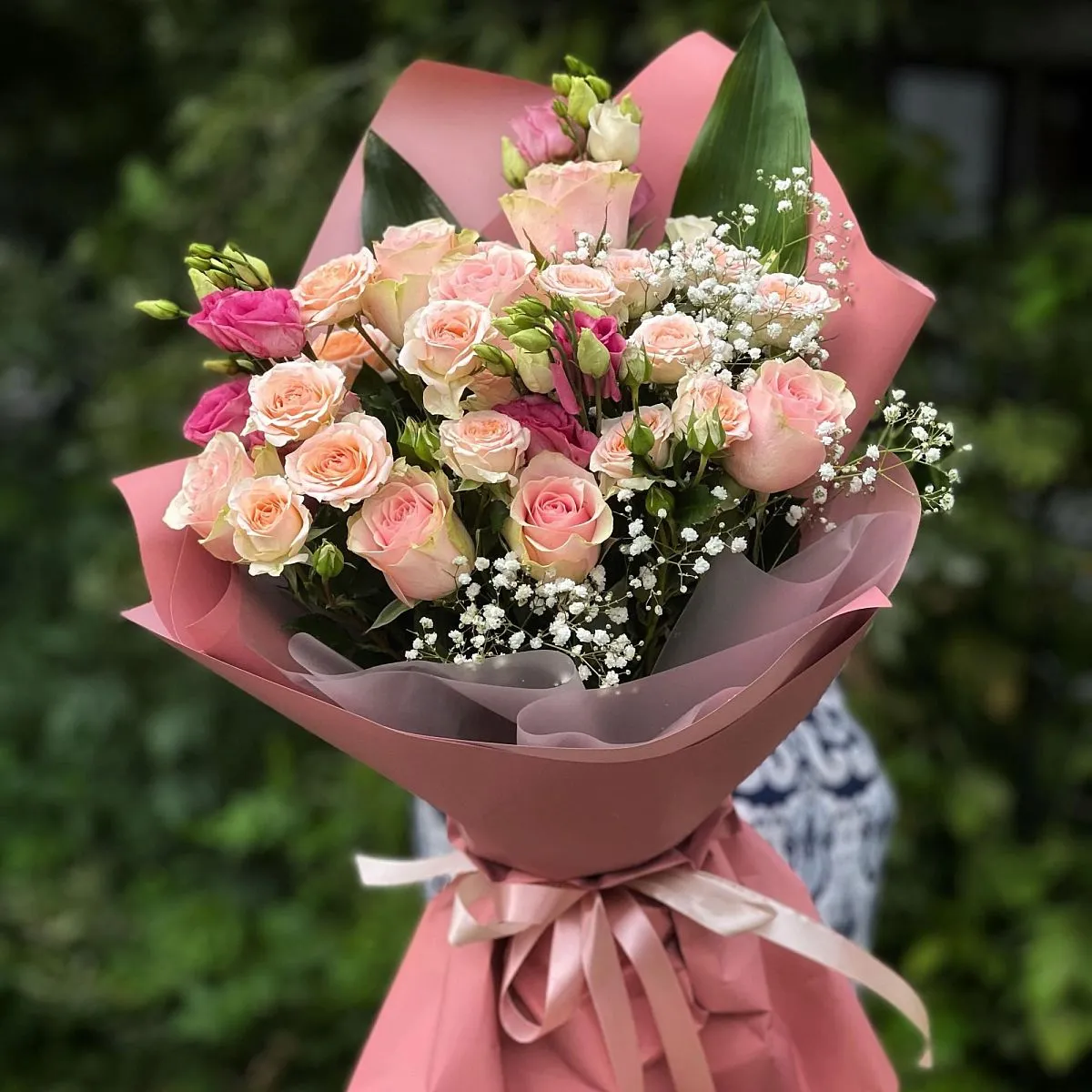 Огромный букет из роз и эустом микс (50 см)