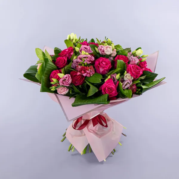Букет из эустом и ярко-розовых роз