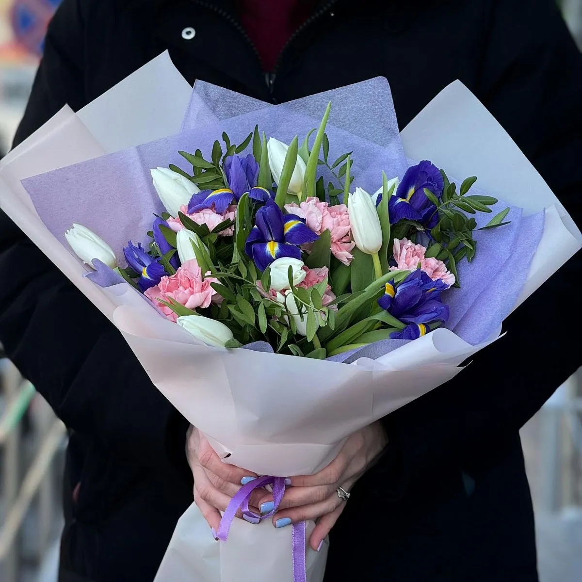 Огромный букет из тюльпан и гвоздик