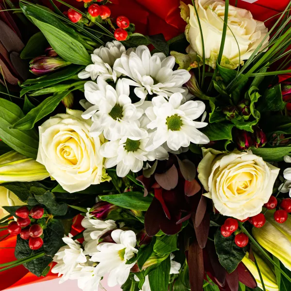 Букет из хризантем, роз и лилий
