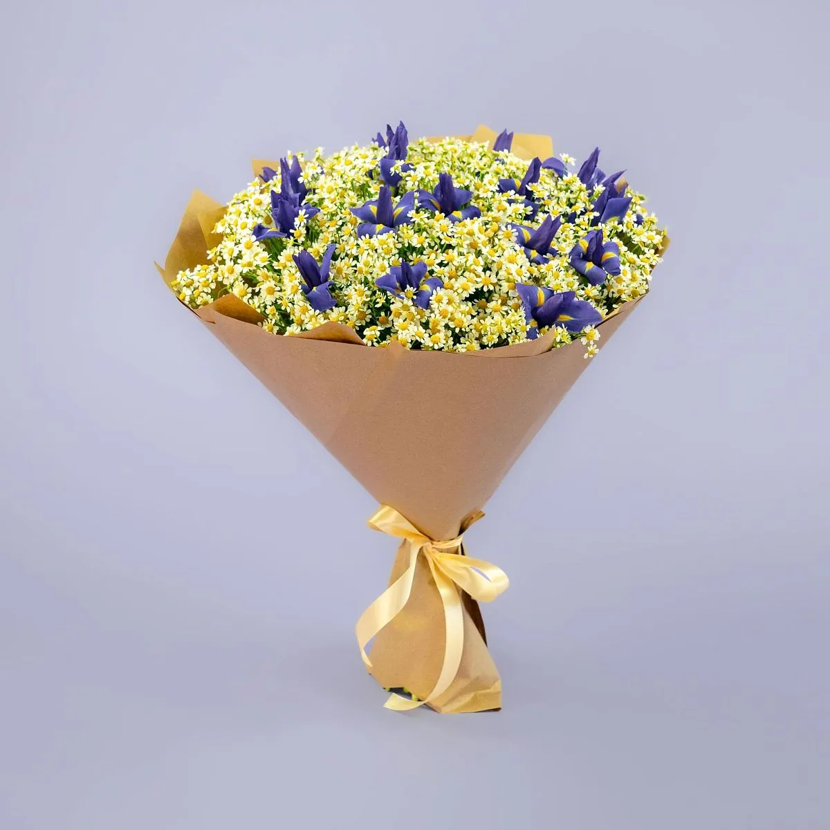 Букет из ирисов и ромашек