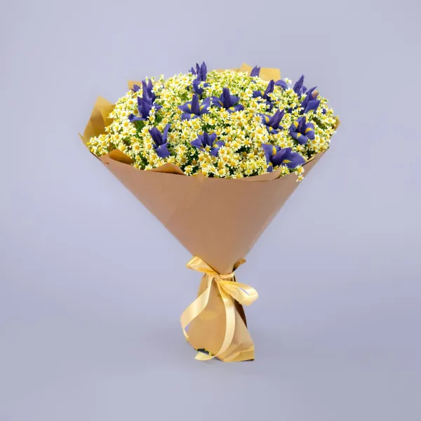 Букет из ирисов и ромашек