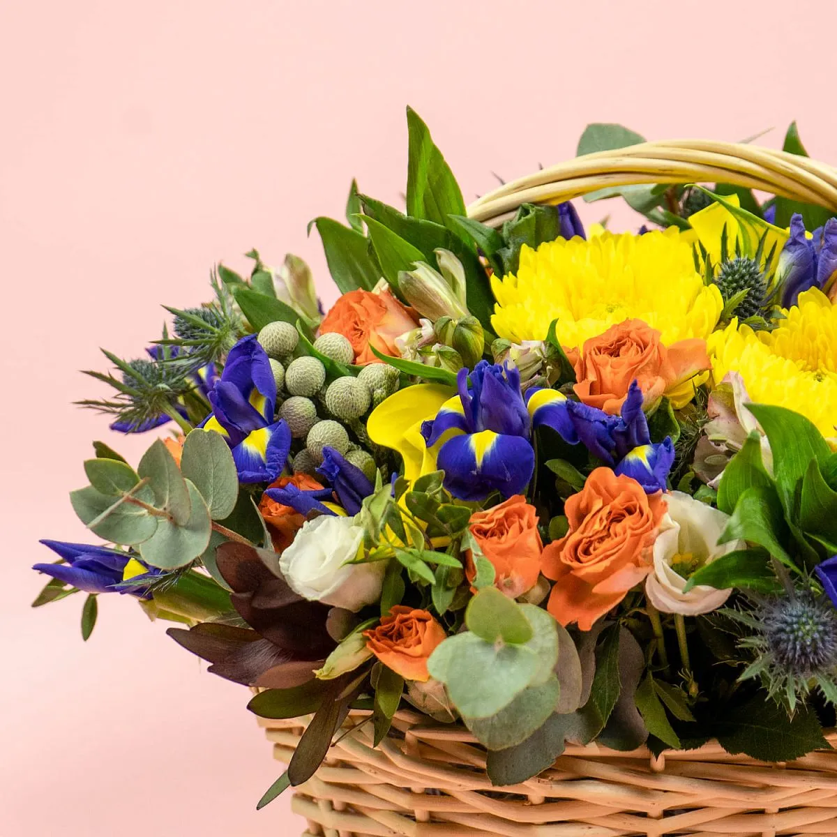 Ирисы и хризанты в корзине