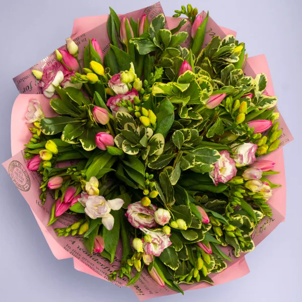 Букет из 25 тюльпанов и фрезий