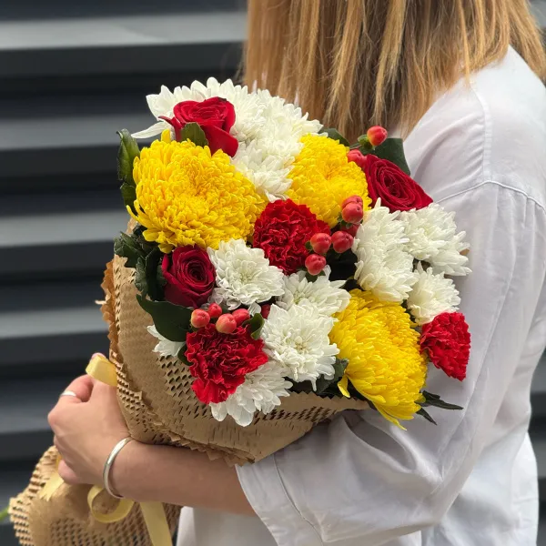 Букет хризантем, гиперикум и гвоздики