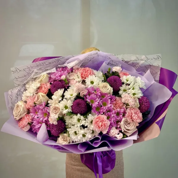 Букет из роз, гвоздик и хризантем