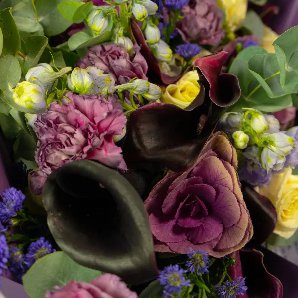 Букет из роз, калл и брассики