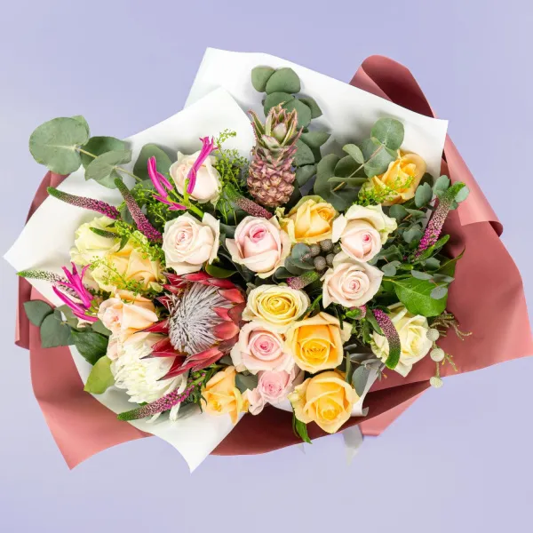 Букет из роз микс, ананаса и протеи