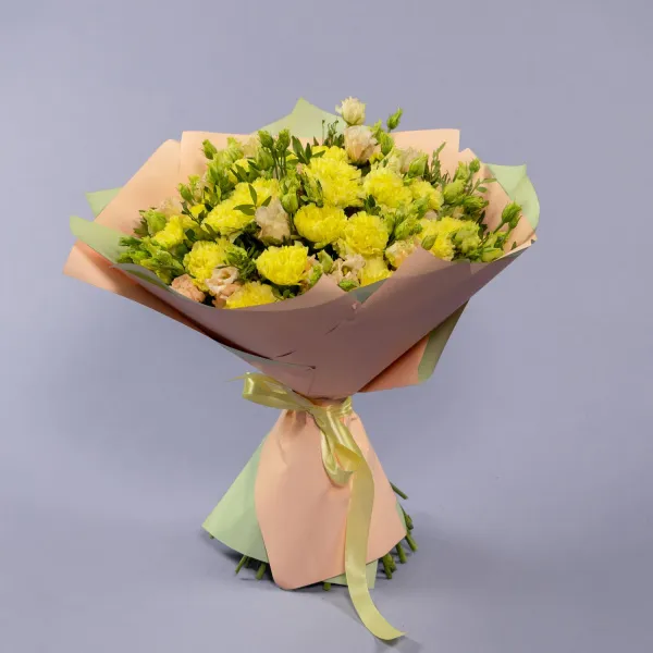 Букет из эустом и желтых гвоздик