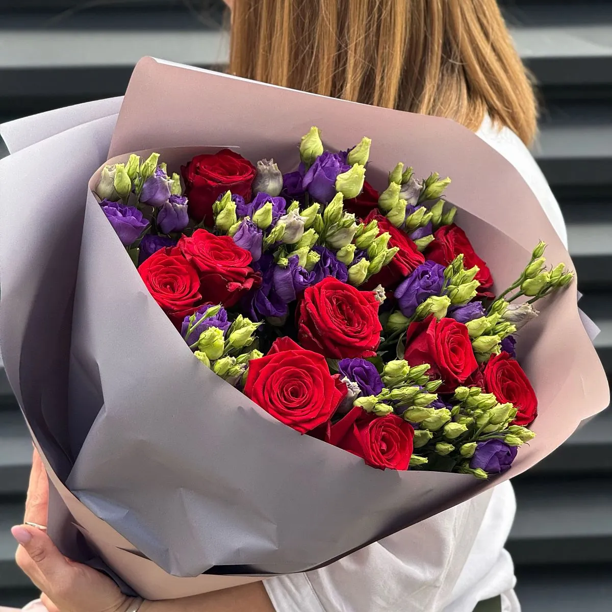 Букет из роз и эустом