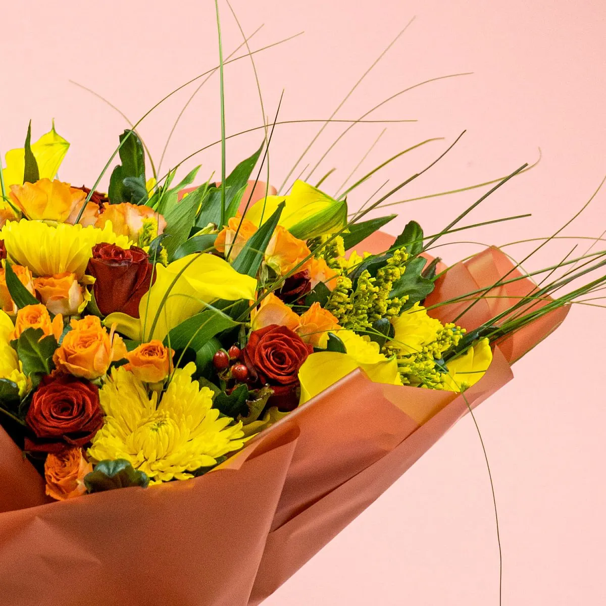 Букет из роз микс, хризантем и калл