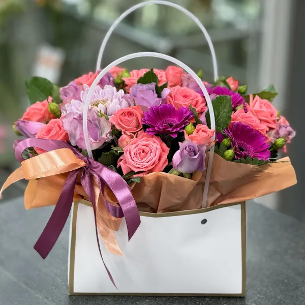 Хризантемы, розы и герберы в коробке