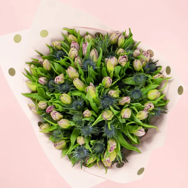 Букет из 49 тюльпанов и эрингиума