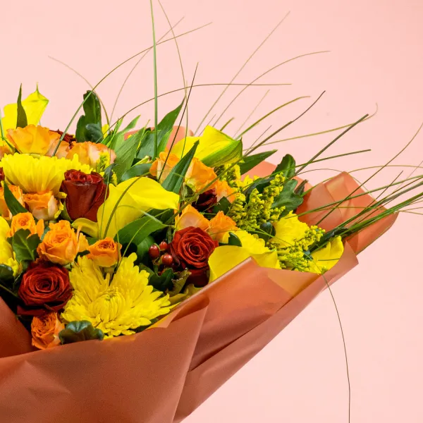 Букет из роз микс, хризантем и калл