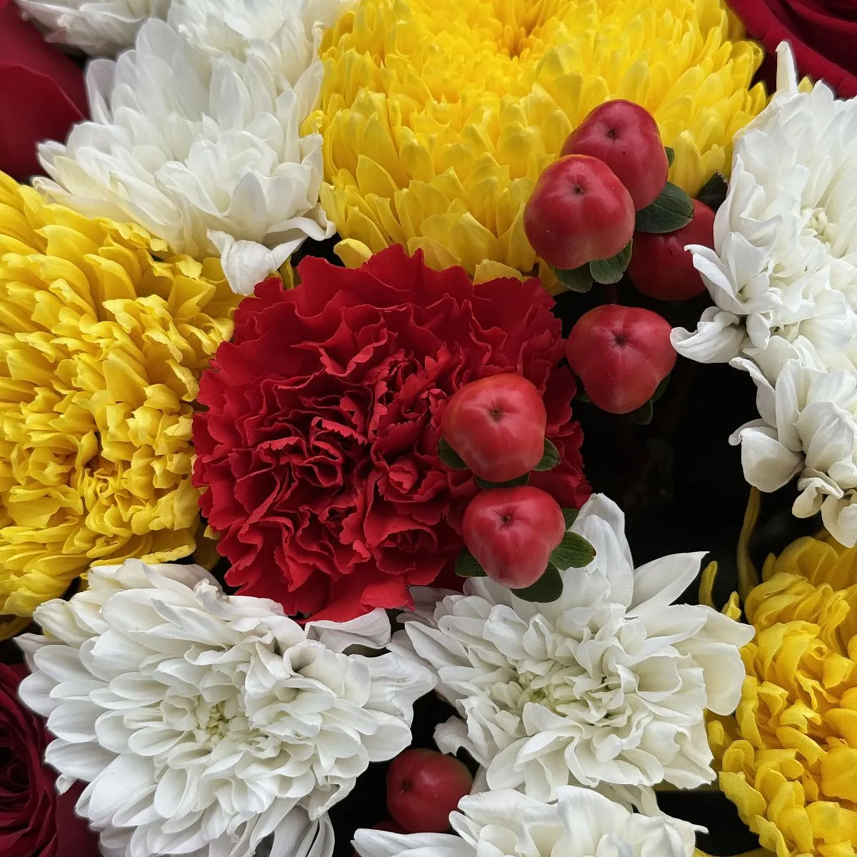 Большой букет хризантем, гиперикум и гвоздики